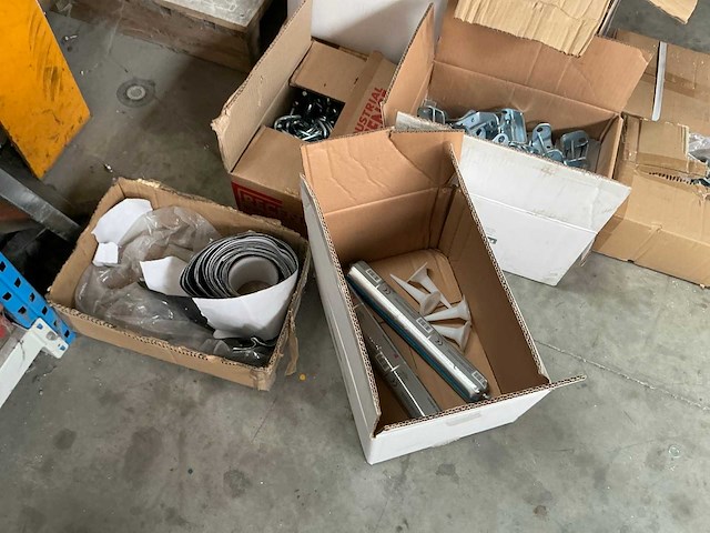 Partij diverse aanhangwagen onderdelen en accessoires - afbeelding 15 van  31