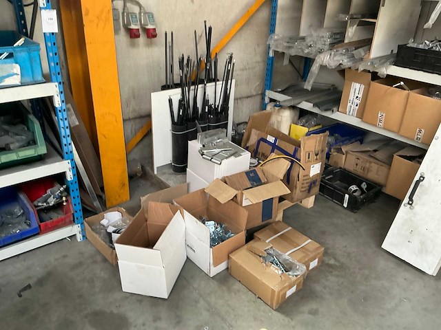 Partij diverse aanhangwagen onderdelen en accessoires - afbeelding 26 van  31