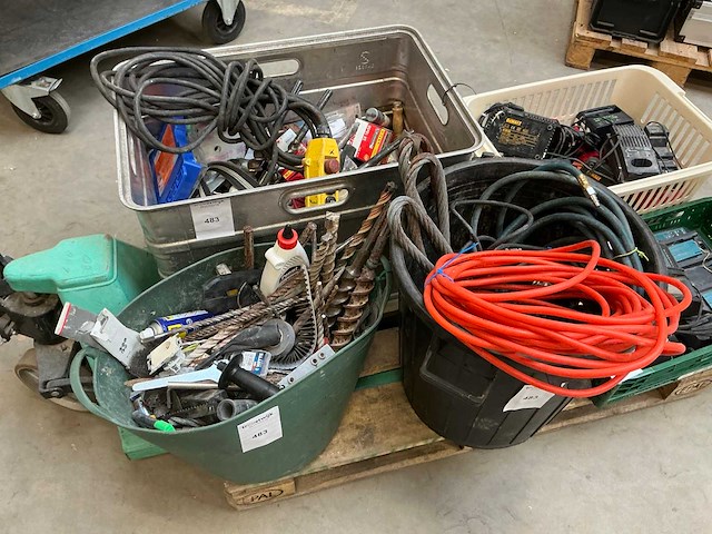 Partij diverse aannemersbenodigdheden - afbeelding 1 van  9