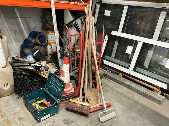 Partij diverse aannemersmaterialen - afbeelding 1 van  8
