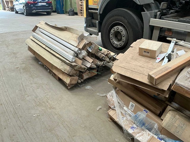 Partij diverse aannemersmaterialen - afbeelding 1 van  4