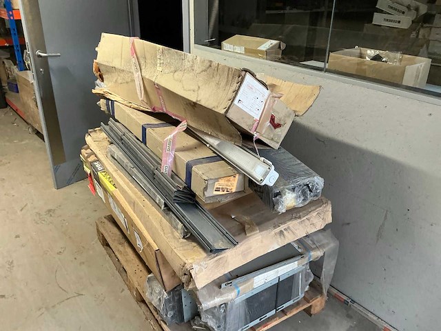 Partij diverse aannemersmaterialen - afbeelding 1 van  4