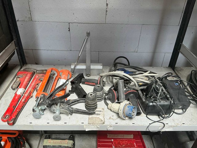Partij diverse aannemersmaterialen - afbeelding 1 van  10