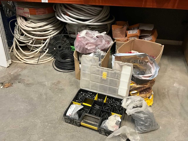 Partij diverse aannmersmaterialen - afbeelding 1 van  5