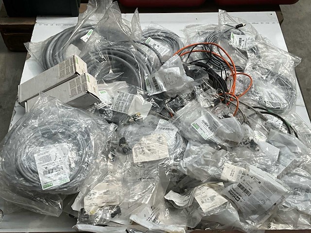 Partij diverse aansluitkabels - afbeelding 1 van  2