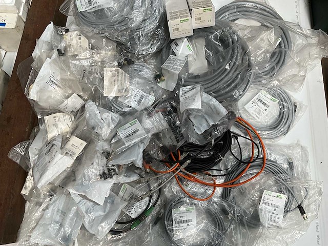 Partij diverse aansluitkabels - afbeelding 2 van  2