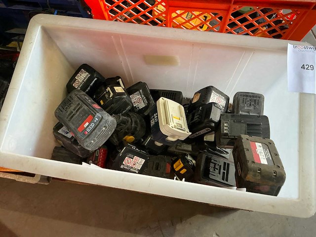 Partij diverse accu’s - afbeelding 1 van  6