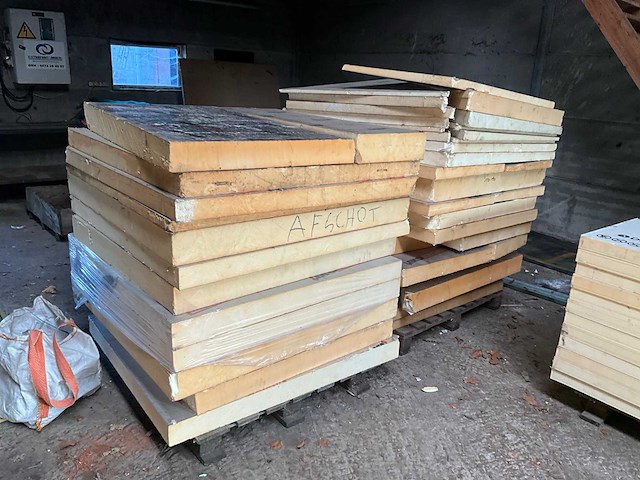 Partij diverse afschot isolatie panelen waaronder iko - afbeelding 1 van  4