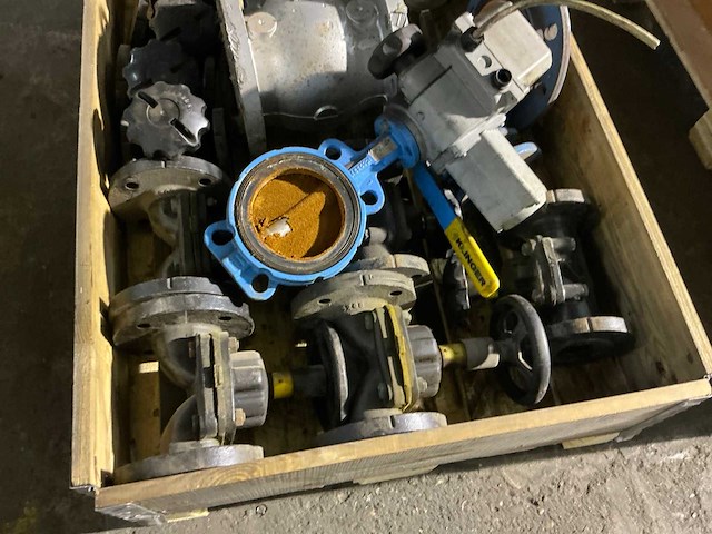 Partij diverse afsluiters - afbeelding 1 van  4