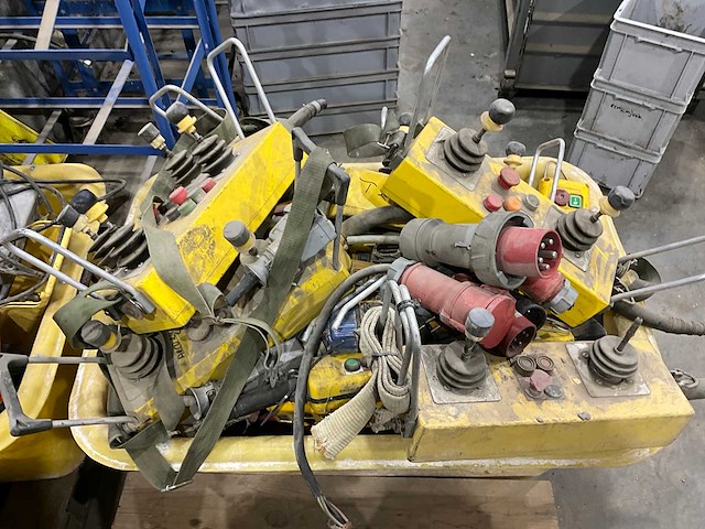 Partij diverse afstandsbedieningen en toebehoren - afbeelding 4 van  16