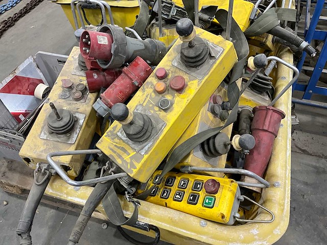 Partij diverse afstandsbedieningen en toebehoren - afbeelding 6 van  16