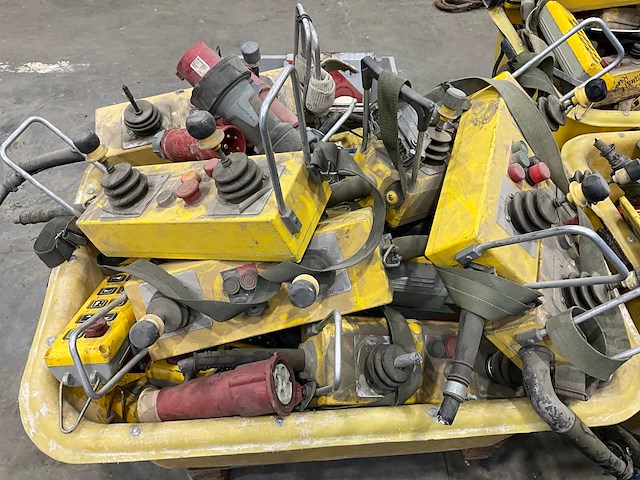 Partij diverse afstandsbedieningen en toebehoren - afbeelding 7 van  16