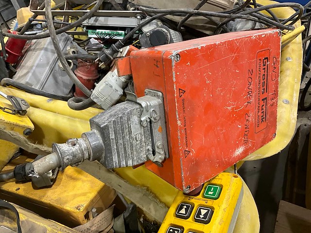 Partij diverse afstandsbedieningen en toebehoren - afbeelding 8 van  16