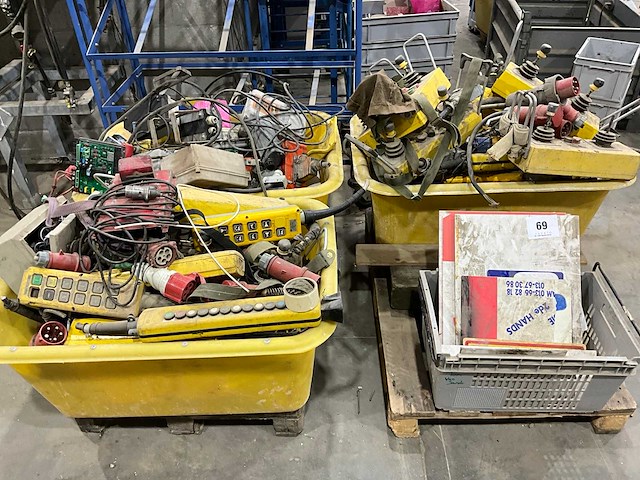 Partij diverse afstandsbedieningen en toebehoren - afbeelding 1 van  16