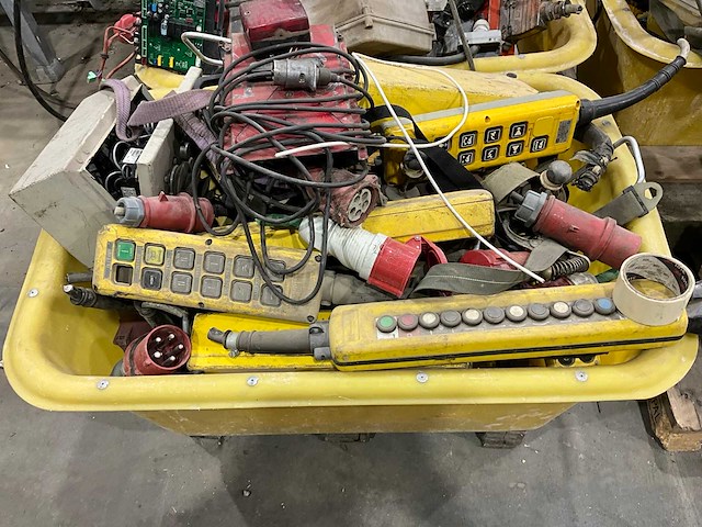 Partij diverse afstandsbedieningen en toebehoren - afbeelding 9 van  16