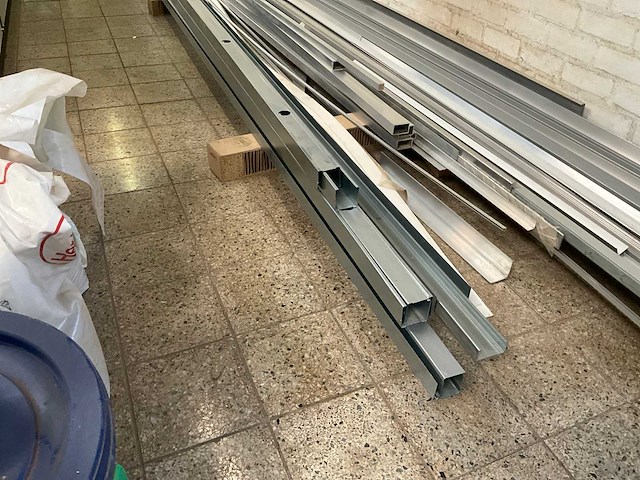 Partij diverse alu profielen (30x) en 10x metal stud - afbeelding 1 van  9