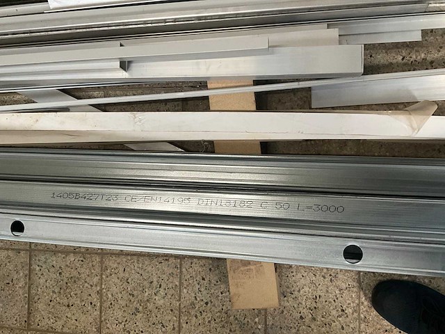 Partij diverse alu profielen (30x) en 10x metal stud - afbeelding 2 van  9