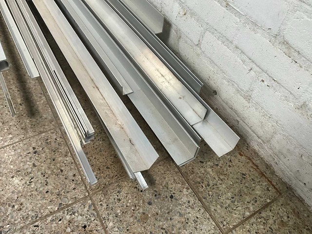 Partij diverse alu profielen (30x) en 10x metal stud - afbeelding 5 van  9