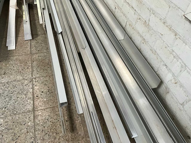Partij diverse alu profielen (30x) en 10x metal stud - afbeelding 7 van  9