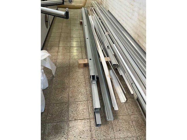 Partij diverse alu profielen (30x) en 10x metal stud - afbeelding 9 van  9