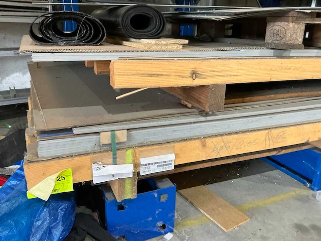 Partij diverse aluminium en plexi platen - afbeelding 2 van  8