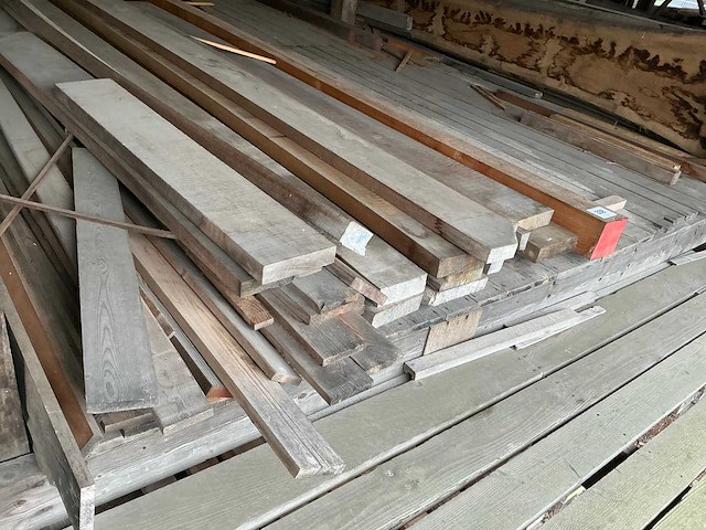 Partij diverse balken en planken - afbeelding 1 van  8