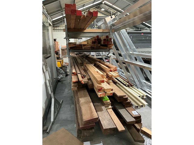 Partij diverse balken, planken en latten - afbeelding 2 van  9