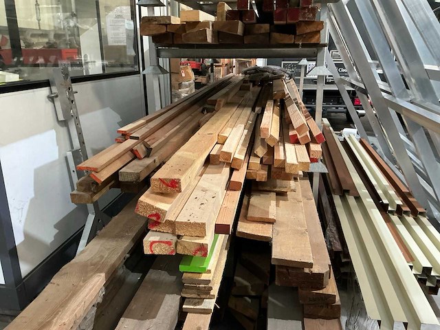 Partij diverse balken, planken en latten - afbeelding 3 van  9