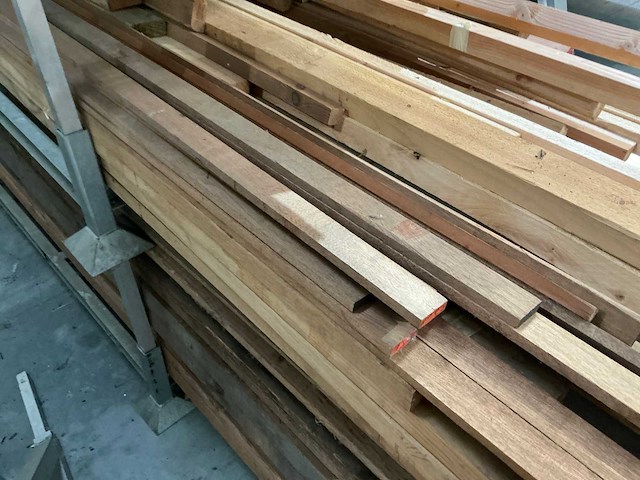 Partij diverse balken, planken en latten - afbeelding 6 van  9