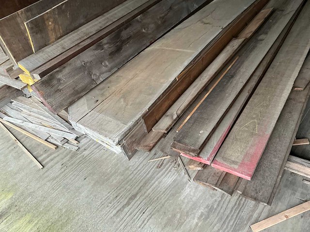 Partij diverse balken, planken en schaaldelen - afbeelding 1 van  9