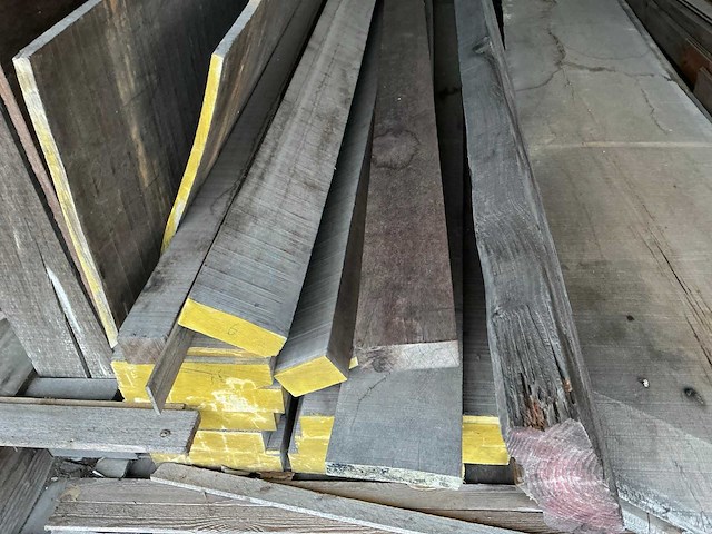 Partij diverse balken, planken en schaaldelen - afbeelding 2 van  9