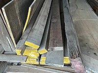 Partij diverse balken, planken en schaaldelen - afbeelding 2 van  9