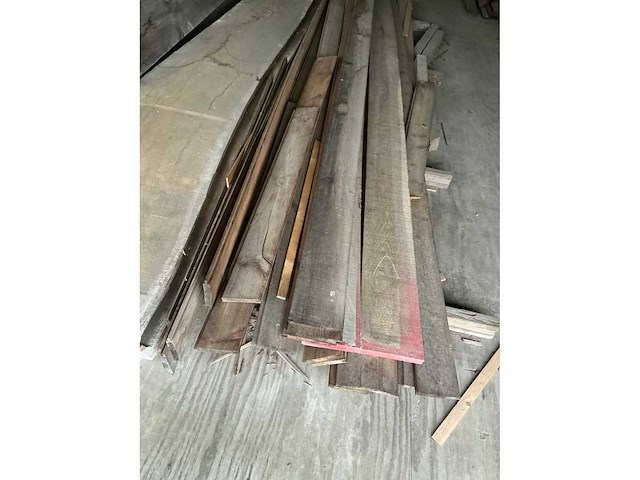 Partij diverse balken, planken en schaaldelen - afbeelding 4 van  9