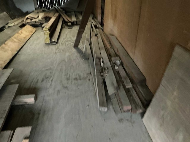 Partij diverse balken, planken en schaaldelen - afbeelding 6 van  9