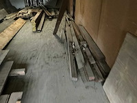 Partij diverse balken, planken en schaaldelen - afbeelding 6 van  9