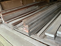 Partij diverse balken, planken en schaaldelen - afbeelding 1 van  9