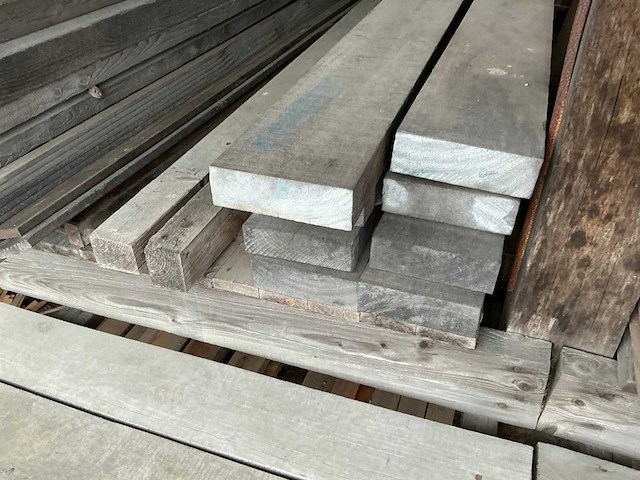 Partij diverse balken, planken en schaaldelen - afbeelding 2 van  9