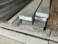 Partij diverse balken, planken en schaaldelen - afbeelding 2 van  9