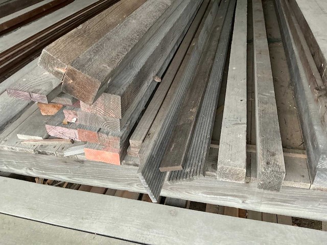 Partij diverse balken, planken en schaaldelen - afbeelding 3 van  9