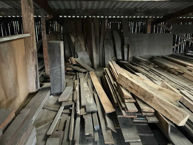 Partij diverse balken, planken en schaaldelen - afbeelding 8 van  9