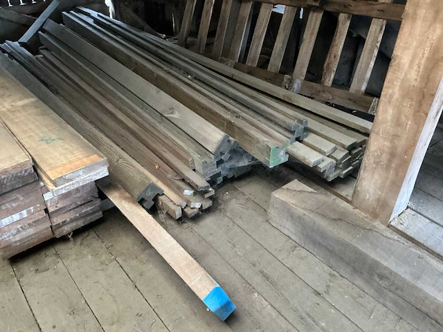 Partij diverse balken, planken en schaaldelen - afbeelding 5 van  13