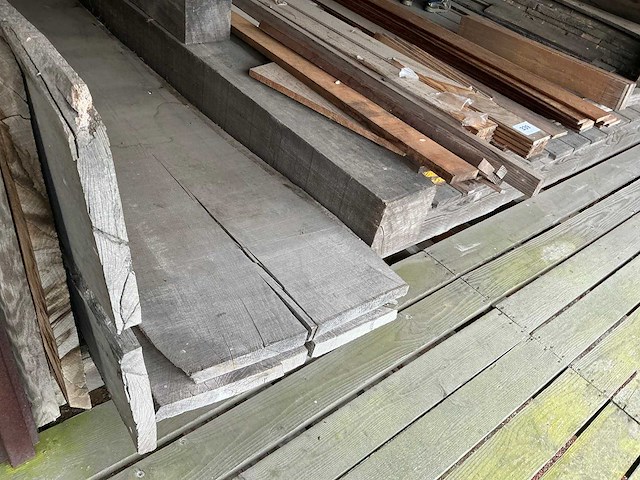 Partij diverse balken, planken en schaaldelen - afbeelding 1 van  13