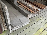 Partij diverse balken, planken en schaaldelen - afbeelding 1 van  13