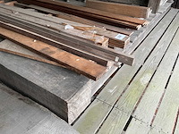 Partij diverse balken, planken en schaaldelen - afbeelding 6 van  13
