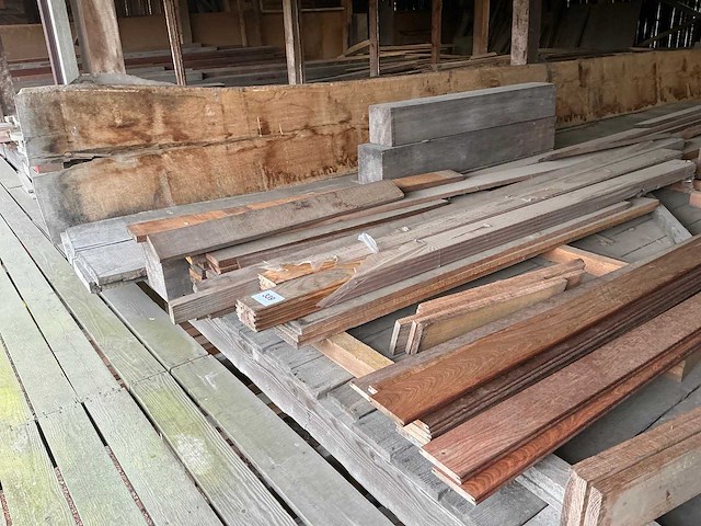 Partij diverse balken, planken en schaaldelen - afbeelding 7 van  13