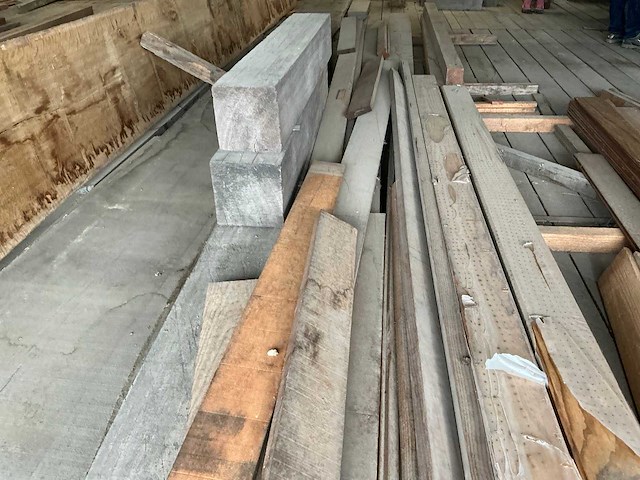 Partij diverse balken, planken en schaaldelen - afbeelding 9 van  13