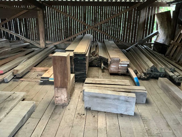 Partij diverse balken, planken en schaaldelen - afbeelding 10 van  13