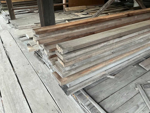 Partij diverse balken, planken en schaaldelen - afbeelding 1 van  8