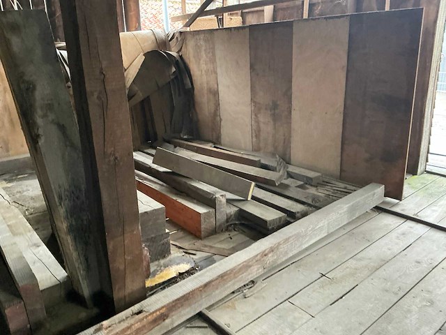 Partij diverse balken, planken en schaaldelen - afbeelding 6 van  8