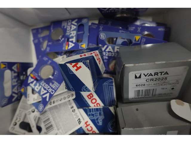 Partij diverse batterijen varta - afbeelding 2 van  3